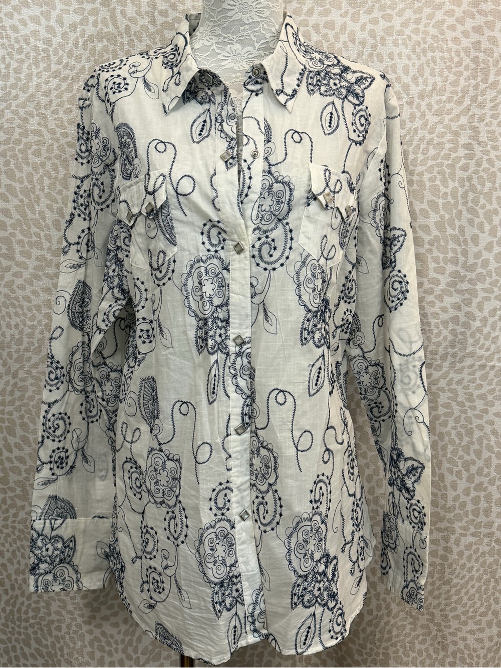 Women’s White & Navy Floral Pattern Western 
Button-Up Shirt